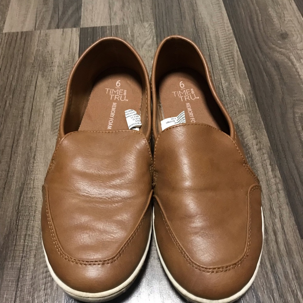 Women’s slip on shoes size 6